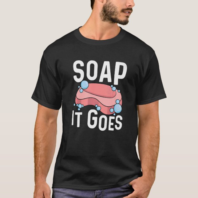Tvåpa som Pun använder för en Soap Maker T Shirt (Framsida)