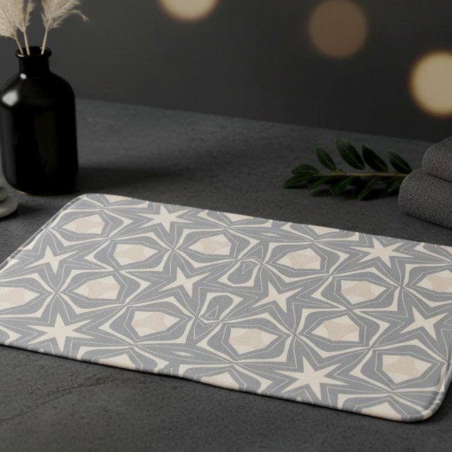 Tvåtons beige och grå stjärnor och former badrumsmatta (Bathmats that say ‘you’re the main character. Strong timeless design for the strong and fearless.)