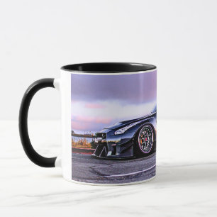 Tvåtonsfantasi i sportbil på svarta kaffet mugg