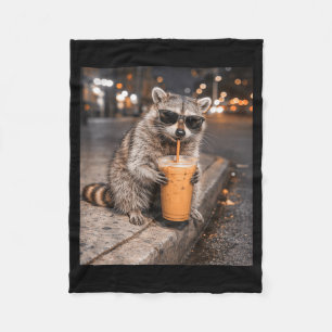 Tvättbjörn dricker iskaffe meme rolig djur för fleecefilt