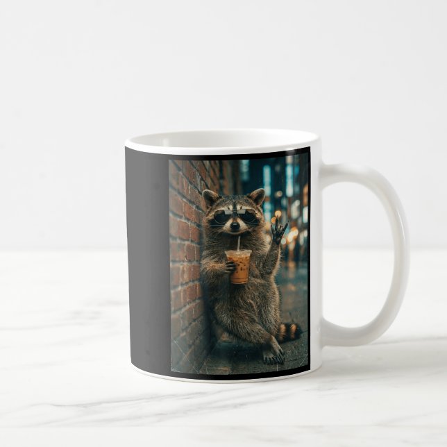 Tvättbjörn dricker iskaffe rock on meme rolig  kaffemugg (Höger)