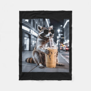 Tvättbjörn dricker iskaffe rolig djur meme män fleecefilt