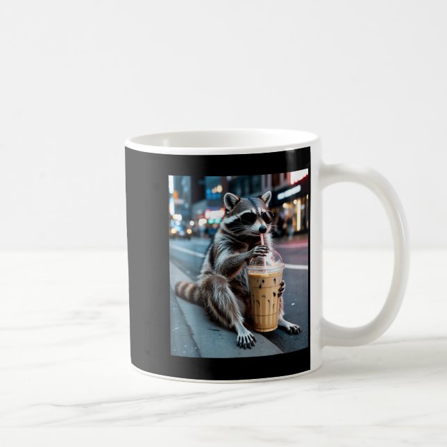 Tvättbjörn dricker iskaffe rolig djur meme män kaffemugg (Höger)