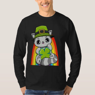 Tvättbjörn håller irländsk shamrock för St. Patric T Shirt