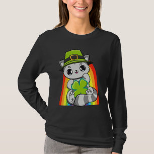Tvättbjörn håller irländsk shamrock för St. Patric T Shirt
