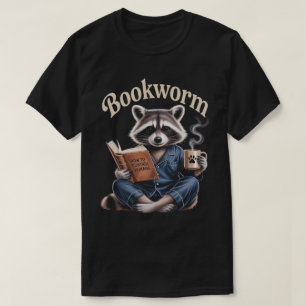 Tvättbjörn Kaffe Bokälskare Bokmask läsande böck T Shirt