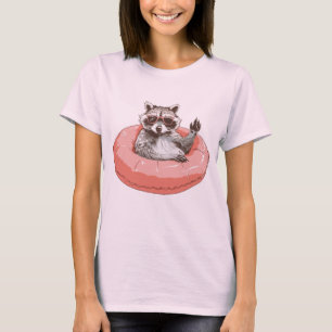 tvättbjörn med solglasögon i en rosa som simmar ri t shirt