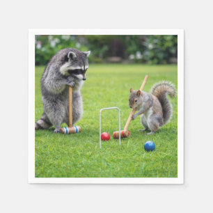 Tvättbjörn och ekorre som spelar krocket pappersservett