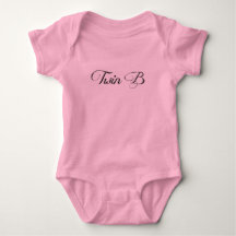 Tvilling- baby som beklär den rosa bodysuiten för