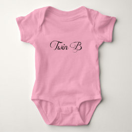 Tvilling- baby som beklär den rosa bodysuiten för tee