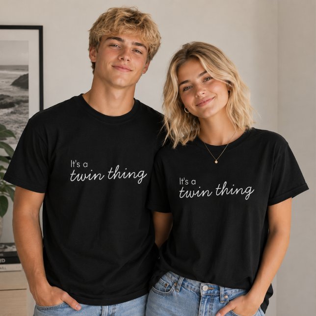 Tvilling T-Shirt | Det är en tvillinggrej Matchand (Matching twin T-shirts with a fun quote design for sibling outfits, gifts, and casual photos.)