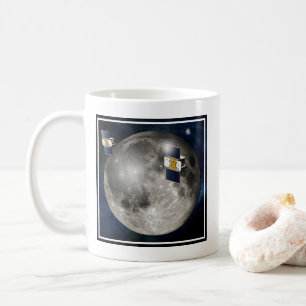 Tvillinggrafik som omger Måne. Kaffemugg