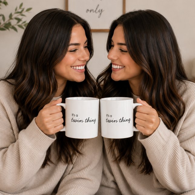 Tvillingkaffemugg | Det är en tvillinggrej Matchan Kaffemugg (Matching twin mugs with a sweet quote design for sisters, siblings, and everyday coffee moments.)