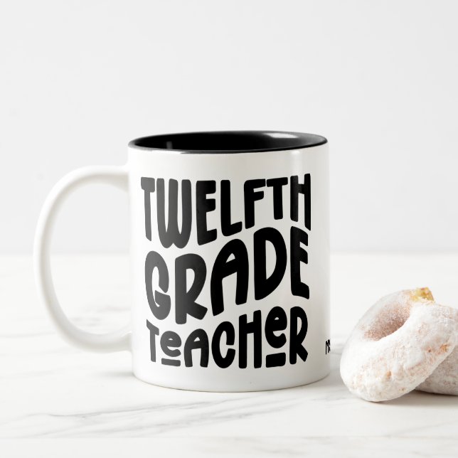 Twelfth Grade Teacher | Black Text Design Två-Tonad Mugg (Med munk)