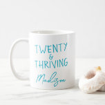 TWENTY & THRIVING 20:e födelsedag - udda Personlig Kaffemugg<br><div class="desc">Firar att du vrider tjugo i stil med den här klara TWENTY- och THRIVING-födelsedagen mugg med feta turkosbokstäver. Detta anpassade namn kaffe mugg ger en roligt och tankfull gåva till alla som tar hand om sina 20-åringar med tillförsikt och energi. En perfekt för morgonkaffe, dorm liv eller födelsedagskalas. Finns även...</div>