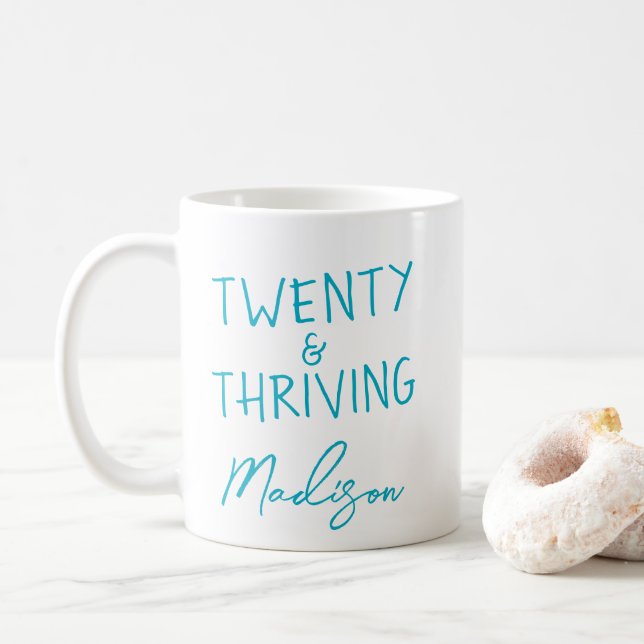 TWENTY & THRIVING 20:e födelsedag - udda Personlig Kaffemugg (Med munk)