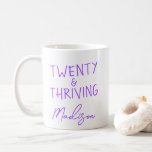 TWENTY & THRIVING 20:e födelsedag - udda Personlig Kaffemugg<br><div class="desc">Märk hennes 20-årsdag i stil med den här sassliga TWENTY & THRIVING mugg i en skarp lila design. Den här keramiska kaffet mugg gör en roligt och en nyttig födelsedagspresent till en vän, dotter, medarbetare eller klasskamrat, precis i personlig med vilken namn som helst. Det är perfektens blandning av söt...</div>