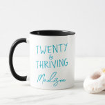 TWENTY & THRIVING 20:e födelsedag - udda Personlig Mugg<br><div class="desc">Firar att du vrider tjugo i stil med den här klara TWENTY- och THRIVING-födelsedagen mugg med feta turkosbokstäver. Detta anpassade namn kaffe mugg ger en roligt och tankfull gåva till alla som tar hand om sina 20-åringar med tillförsikt och energi. En perfekt för morgonkaffe, dorm liv eller födelsedagskalas. Finns även...</div>