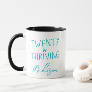 TWENTY & THRIVING 20:e födelsedag - udda Personlig Mugg