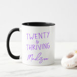 TWENTY & THRIVING 20:e födelsedag - udda Personlig Mugg<br><div class="desc">Märk hennes 20-årsdag i stil med den här sassliga TWENTY & THRIVING mugg i en skarp lila design. Den här keramiska kaffet mugg gör en roligt och en nyttig födelsedagspresent till en vän, dotter, medarbetare eller klasskamrat, precis i personlig med vilken namn som helst. Det är perfektens blandning av söt...</div>