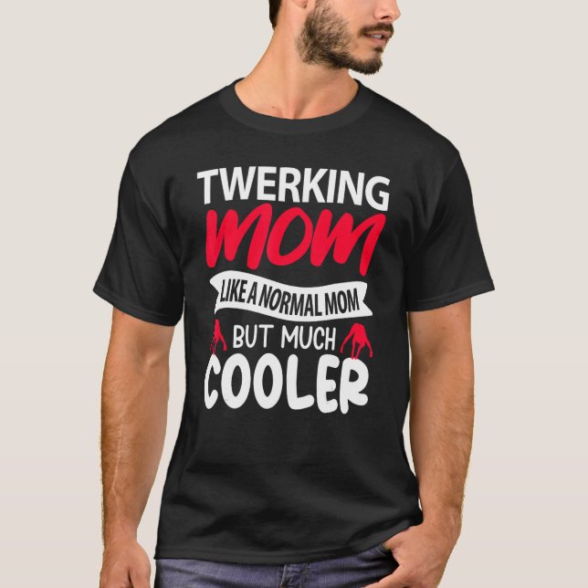 Twerking Mom Like A Normal Mom But Much Cooler T Shirt (Framsida)