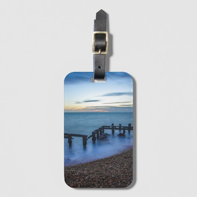 Twilight Himlar over Shoreline and Breakwater Bagagebricka (Framsida vertikal)