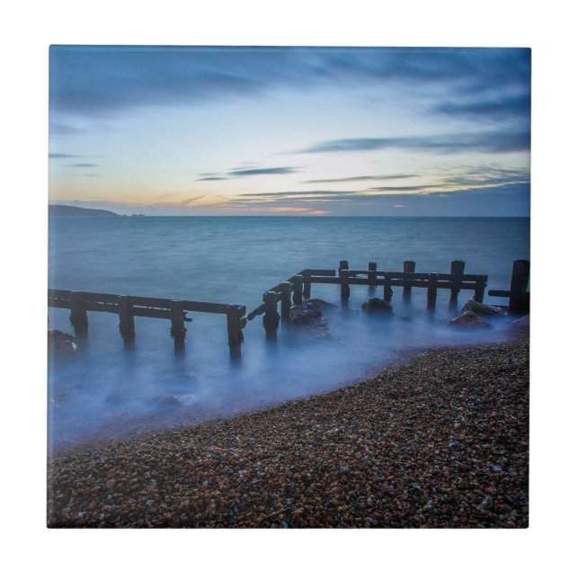 Twilight Himlar over Shoreline and Breakwater Kakelplatta (Framsidan)