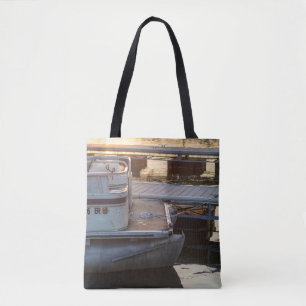 Twilight Marina: en Serene Dockside Moment Tygkasse