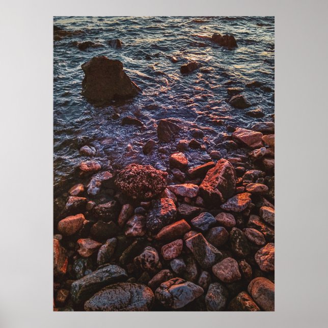 Twilight Treasures: Rocky Beachscape Poster (Framsidan)
