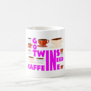 Twillingar av koffein för mor vid dubbla kaffemugg