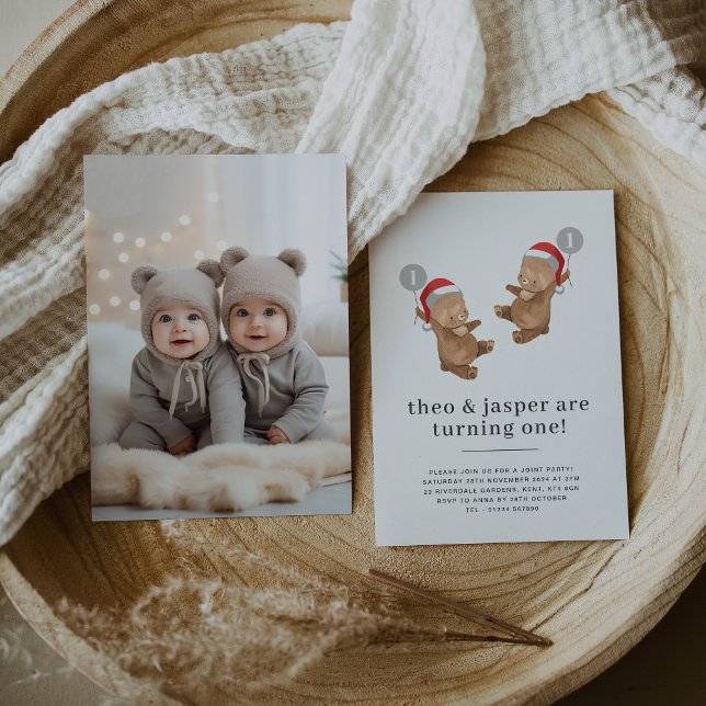 Twillingar Bear Santa Hat First Birthday Photo Inbjudningar (Twins Bear Balloon Santa Hat First Photo Invitation)