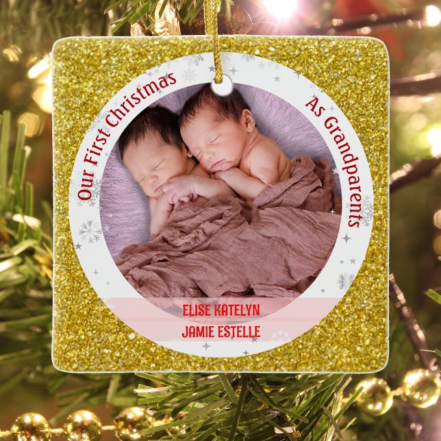 Twillingar Flicka 1:a Julafton som morföräldrar 2  Julgransprydnad Keramik (Elegant Modern Cute Golden First Christmas as Grandparents Twin Girls Photo Swaddled Babies Glitter)