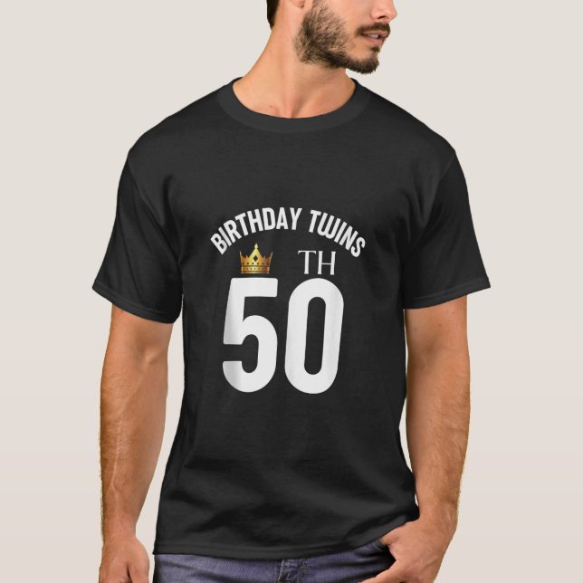Twillingar från födelsedagen 50 år gamla brodersys t shirt (Framsida)