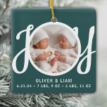 Twillingar Namn Birgats Stats Photo Grönt Keepsak Julgransprydnad Keramik<br><div class="desc">Den här söta Twillingarna Namn Birth Stats jul Photo Ornament dekoreras med ord JOY i snyggt skripttypografi på gröntens bakgrund. Anpassade enkelt med ditt foto,  namn och baby födelsestatus.</div>