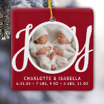 Twillingar Namn Birkeland Stats Photo Red Keepsak Julgransprydnad Keramik<br><div class="desc">Den här söta Twillingarna Namn Birth Stats jul Photo Ornament dekoreras med ord JOY i snyggt skripttypografi på röd bakgrund. Anpassade enkelt med ditt foto,  namn och baby födelsestatus.</div>
