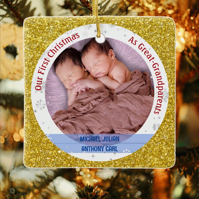 Twillingar Pojke 1:a Julafton Underbara morföräldr Julgransprydnad Keramik (Elegant Modern Cute Golden Our First Christmas as Great-Grandparents Twin Boys Photo Faux Glitter)