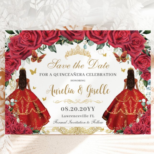 Twillingar Quinceañera Princesses Röd ros Blommigt Spara Datumet (twins quinceanera red roses floral birthday save the date cards brunette girls dresses gold crown)