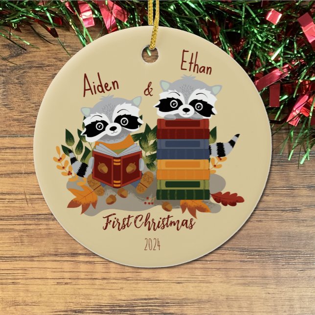Twin Baby Raccoons Första julprydnad Julgransprydnad Keramik (Cute first Christmas ornament for twin babies born in the fall .)