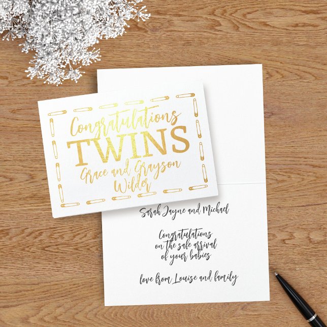 Twin Boy Baby Grattiss Nya föräldrar Folierat Kort (Congratulate the parents of twins with this cute foil card featuring a frame of diaper pins. )