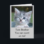 **TWIN BROTHER** BIRTHDAY HUMOR KORT<br><div class="desc">***TWIN BROTHER*** AGE HUMOR BIRTHDAY CARD KATTUNGE STIL</div>