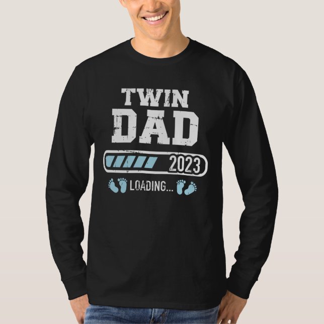 Twin dad 2023 loading for pregnancy announcement t shirt (Framsida)