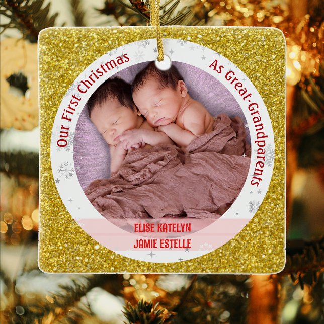 Twin Flicka 1:a Julafton-foton för Underbara morfö Julgransprydnad Keramik (Elegant Modern Cute Golden Our First Christmas as Great-Grandparents Twin Girls Photo Faux Glitter)