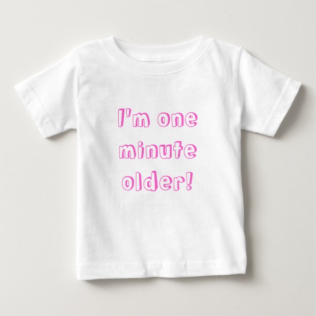 Twin Girl, jag är en minut äldre! T-shirt (Framsida)
