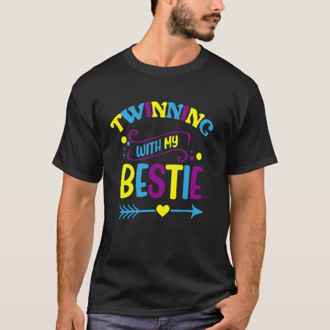 Twin Matching Twins Day Friend Twinning With My Be T Shirt (Framsida)