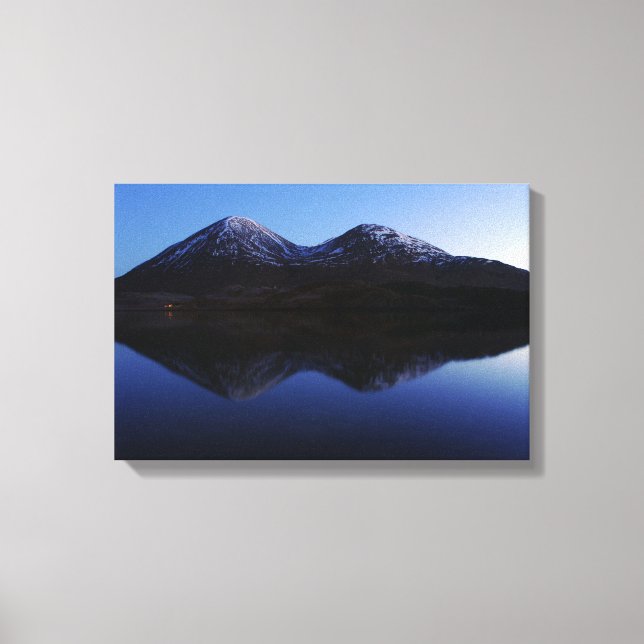 Twin Peaks Loch Slapin Isle of Skye Canvastryck (Framsida)