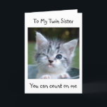 TWIN SISTER SÄGER INTE DIN AGE-GRATTIS PÅ FÖDELSED KORT<br><div class="desc">TWIN SISTER-WON BERÄTTAR INTE DIN AGE-GRATTIS PÅ FÖDELSEDAGEN (TWIN HUMOR WINKING KATTUNGE STIL)</div>