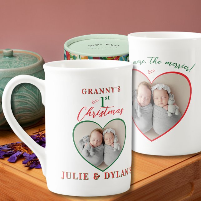 Twin Spädbarn Merrier 1:a julgåva Benporslin Mugg (Twin Baby Merrier 1st Christmas Grandparent Gift Bone China Mug Grandma Grandpa Aunt Uncle Godmother)