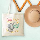 Twinkle Twinkle Little Star Baby Elephant Tygkasse<br><div class="desc">Baby Elephant Tote Bag med söt design och kompletterande text: "Twinkle Twinkle Little Star". Utformningen har en baby-elefant som balanserar ett paraply på sin strunk och fångar fallande stjärnor och kärlek hjärtan. En söt liten design - perfekt som ett barns väska i bok eller som en papperspåse i baby för...</div>