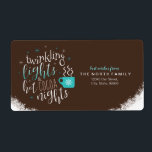 Twinkling Ljus Hett Cocoa Nights ID593 Fraktsedel<br><div class="desc">Denna vackra juletikett har en modern juldesign med ett ångande mugg av hett choklad och en linje från min ursprungliga dikt "Säsongen" som lyder "Väntande ljus och hett kakaonätter". Trendigets textdesign i turkos, kakao och vitt markeras med stjärnor på en chokladbrun bakgrund. Lägg till ditt personliga meddelande, namn och adress...</div>