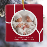 Twins första Anpassningsbar Photo Red Julgransprydnad Keramik<br><div class="desc">Den här tvillingens söta keepsakeliga julfotomornament dekoreras med ord JOY i vit typografi på röd bakgrund. Anpassade enkelt med ditt foto,  namn och år.</div>